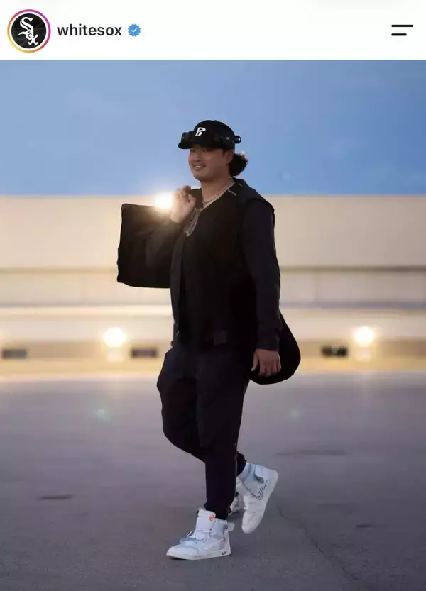 村上宗隆も“ブラックコーデ”で決戦の地・ヒューストンへ　ホワイトソックスが選手の移動姿を公開　日本時間３０日からＰＳ開幕