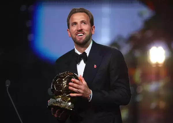 ハリー・ケインが地元ロンドンで念願のバロンドール初受賞！　「特別な１年でした」イングランドではオーウェン以来２５年ぶり　昨季は驚異の公式戦７３得点