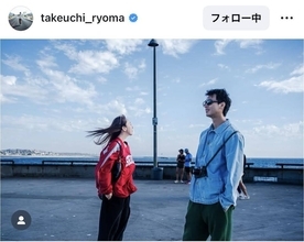 竹内涼真、サングラス姿で海辺に！妹も一緒に「ナチュラル涼真」「美男美女兄妹」「写真集見てる気分」