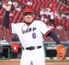 【広島】ゲイル・ホプキンス氏がＯＢ戦に参加「あのＨＲで人生変わった」５０年前の優勝決定戦で３ラン