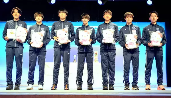 宮古島大学駅伝４位の東洋大に「サンリオスマイル賞」ハローキティぬいぐるみをプレゼントされてスマイル