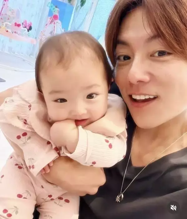 「ねぇ〜って言うと一緒に」杉浦太陽、かわいすぎる生後８か月の次女にメロメロ　ほほえましい親子ショット