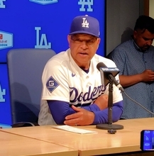 大谷翔平の左膝は「打撃よりも投げる動作の時に…」　試合中のインタビューでロバーツ監督が言及「今のところは大丈夫」