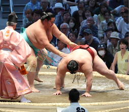 カド番の琴桜は初日白星スタート　難敵・隆の勝に完勝