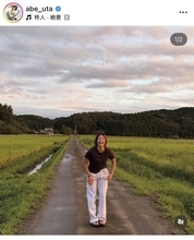 阿部詩、ラフなコーデで笑顔あふれる姿に「明るい姿を見ることが出来てハッピー」「美人」「やっぱ可愛い」とほっこり