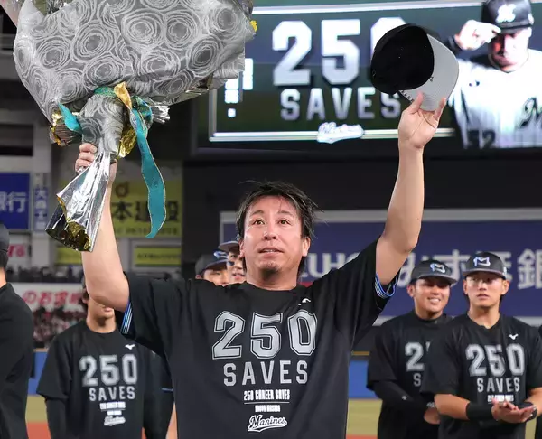 【ロッテ】益田直也の名球会ブレザー授与式と連盟表彰実施　プレゼンターの井口資仁さんは「もう少し早くクリアしてもよかった」