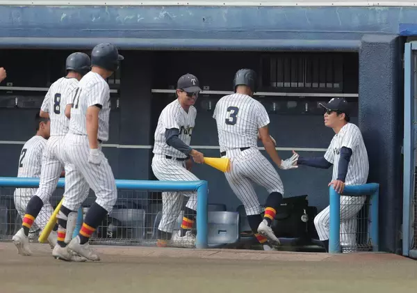 【高校野球】帝京三の監督が会見中に男泣き　営業マン１０年→ガソリンスタンドバイト＆教員免許取得→関東４強で春夏通じて初の甲子園切符
