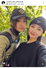 Ｋｏｋｉ，美人姉妹ショット！Ｃｏｃｏｍｉと高級ブランドコーデ「公園でのんびり」母・工藤静香も反応