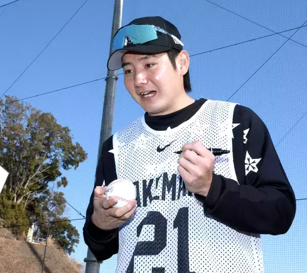 【巨人】ドラ１・竹丸和幸が即席サイン会でファンと交流「しっかり期待に応えられるように」約３００人のファンに約２０分間