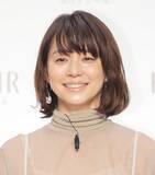 「石田ゆり子５６歳、ロングコート×メガネのモノトーンコーデがステキ！「いっぱいの猫さんの前で幸せそう」」の画像1