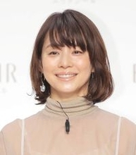 石田ゆり子５６歳、ロングコート×メガネのモノトーンコーデがステキ！「いっぱいの猫さんの前で幸せそう」