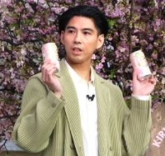 賀来賢人、昼からビール飲んでご満悦「ありがとうございます。こんな良い仕事を！」