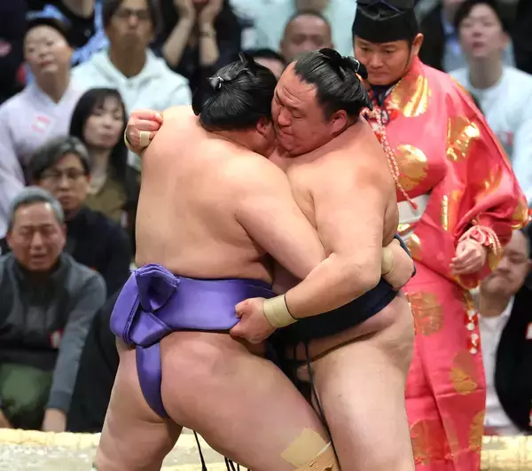 ４１歳の玉鷲が２勝目　初顔合わせも「若い人だと燃える」