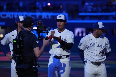 岡本和真、注目の初打席は空振り三振　「７番・三塁」でメジャーデビュー　登場曲は「希望の轍」