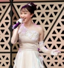 有沙瞳、宝塚入団前からの夢だった歌手デビューへ屋外ステージで熱唱「生きる希望となる歌を歌えたら」