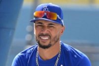 ドジャース・ベッツにアクシデント発生「右腰の痛み」　初回早々に交代　守備につかず、ロハスが途中出場…初回は四球で出塁＆激走