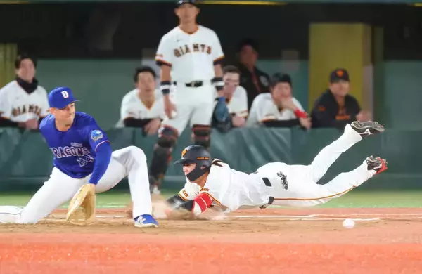 【番記者Ｇ戦記】執念のヘッスラから泥臭く逆転　泉口負傷の非常事態に熱く一丸で価値ある勝利　両軍ミス出るも若手が躍動