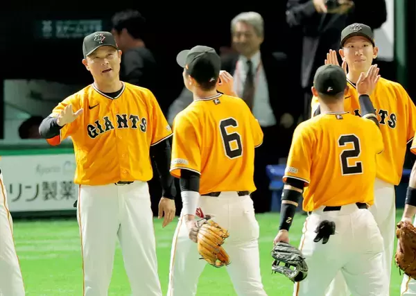 【巨人】橋上監督代行が初勝利「ホッとしました」野手平均３２歳のスタメンに「こういう時こそベテランの力が必要」