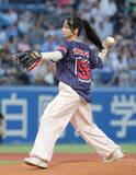 「【ヤクルト】フリーアナ・山本萩子が涙のセレモニアルピッチ　ノーバン投球「かみ締めながら投げました」」の画像1