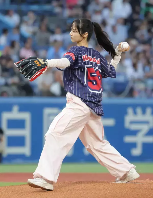 【ヤクルト】フリーアナ・山本萩子が涙のセレモニアルピッチ　ノーバン投球「かみ締めながら投げました」