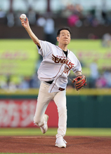 【楽天】 田原俊彦がセレモニアルピッチでノーバウンド投球　球場大歓声　華麗なターンとハイキックも披露　観客大興奮