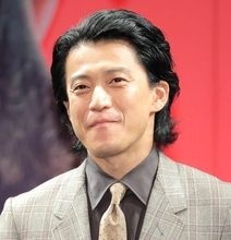小栗旬「生意気ですげぇ嫌いだった」１歳年下俳優とバチバチ「１５分で会話がなくなって。黙々と食べて帰った」