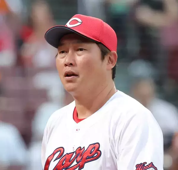 【広島】新井貴浩監督が続投へ　シーズン中に３度、球団に辞意伝える…「ゾンビたばこ」を巡る激動シーズン　来季５年目は高い求心力で根本的な立て直しを目指す