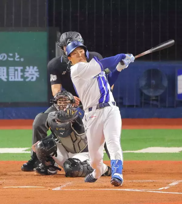 【日本シリーズ】 ＤｅＮＡ・井上朋也が古巣・ソフトから連続二塁打　５月に山本祐大との１対２トレードで加入した右打者　“恩返し打”連発
