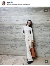 「Ｏｕｔｆｉｔ　ｏｆ　ｔｈｅ　ｄａｙ」Ｋｏｋｉ，笑顔でポージング！オールホワイトの全身ショットに視線集中