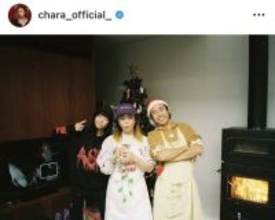 Ｃｈａｒａ、長女・ＳＵＭＩＲＥ＆長男・佐藤緋美とのクリスマスショットが「絵になるファミリー」と話題