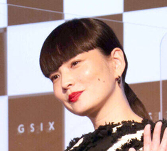 父は千代の富士さん　人気モデル・秋元梢が大胆ワンピ姿