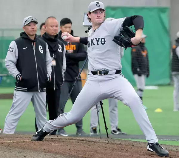 【巨人】打ち合わせもバッチリ　新外国人ウィットリーがブルペン後に新主将と長話