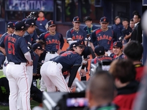 侍ジャパン初１番の大谷翔平、注目の１打席目にルーティーンの敵将あいさつを披露　初球一ゴロには球場ため息　
