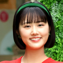 ２２歳・原菜乃華が黒髪ショート、丸メガネの制服ショットがカワいすぎ！「やられた～」「やっぱり似合う」「ノックダウン」