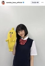 ２２歳・原菜乃華が黒髪ショート、丸メガネの制服ショットがカワいすぎ！「やられた～」「やっぱり似合う」「ノックダウン」