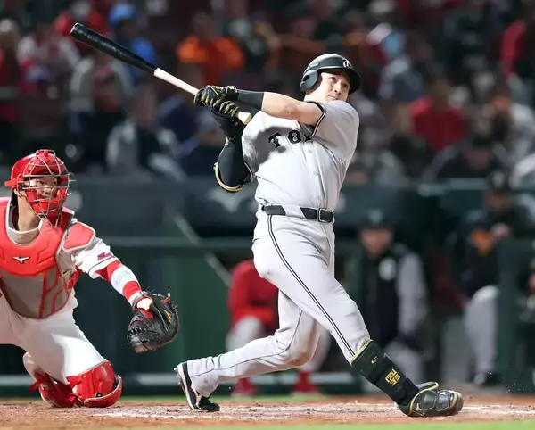 【巨人】鬼門マツダで劇的初勝利！　泉口が土壇場９回に逆転２ラン…２夜連続の守乱で先取点を献上も最後に救った