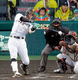 「【阪神】“４割男”佐藤輝明がまた打った！好投の井上温大から右中間を破る先制の適時三塁打」の画像1