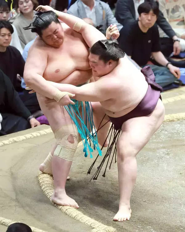 琴桜が元気なく５敗目　王鵬との祖父が横綱同士の一番に敗れる