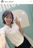「鷲見玲奈アナ、ミニスカ×ハイソックスのゴルフウェア姿が「美脚すぎて」「相変わらずカワイイ！」と話題」の画像1