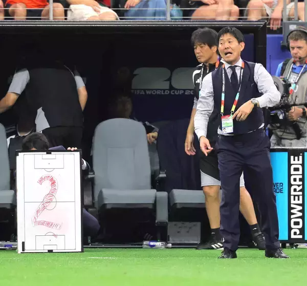 オランダ戦で話題のデカ数字ボード　長友佑都の発案だった「ピッチ内の選手から時計が見えないと」