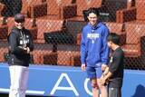 「ドジャースの佐々木朗希がメッツ千賀滉大と談笑…前日には圧巻の７回１失点の快投で５月以来の４勝目」の画像1
