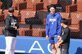 ドジャースの佐々木朗希がメッツ千賀滉大と談笑…前日には圧巻の７回１失点の快投で５月以来の４勝目