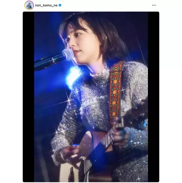 のん、ラメ入りキラキラコーデで熱唱！アコースティックギターを弾く