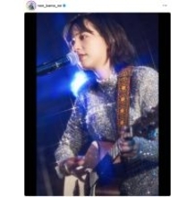 のん、ラメ入りキラキラコーデで熱唱！アコースティックギターを弾く