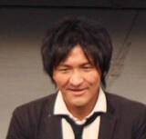 「スリムクラブ真栄田「これがグローバル化？」新幹線の空席に巨大スーツケース放置の迷惑行為を投稿し話題に」の画像1