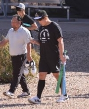 村上宗隆が大谷翔平も使った“クリケットバット”で打撃練習…米キャンプ地で始動、三塁でノックも