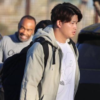 村上宗隆が“珍シャツ”で初自主トレ　描かれたのはおなかの中の赤ちゃん？　かつてイチロー氏も珍シャツ着用