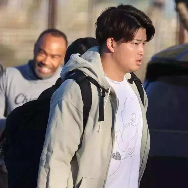 村上宗隆が“珍シャツ”で初自主トレ　描かれたのはおなかの中の赤ちゃん？　かつてイチロー氏も珍シャツ着用