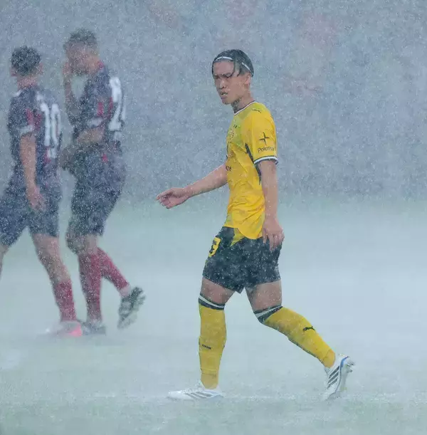 ＦＣ東京―ドルトムント戦が雷警報で中断　試合途中から大粒の雨降り注ぎ、前半３２分過ぎにアナウンス