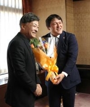 Ｊ１清水が静岡市役所を訪問　秋葉監督「フットボール愛をダイレクトに受け取った幸せな３年間でした」